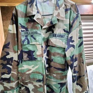 U.S ARMY CAMO JACKET MENS/WOMENS SIZE MED (WILLIAMS)